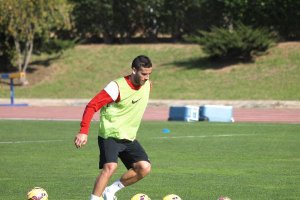 Hemed, practicando el tiro a puerta.
