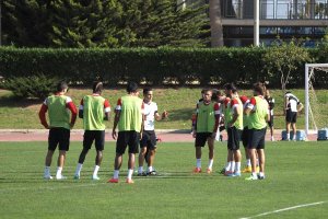 Francisco hablando con los jugadores.