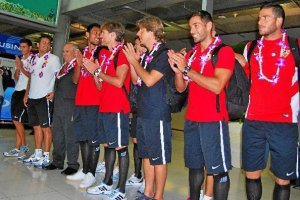 Fiesta de bienvenida en Tailandia con el capitán Corona junto a Teerasil.