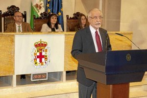 Merino durante la conferencia con el alcalde, la delegada y una librera al fondo. 