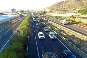 Colas en la salida de Roquetas, a las 9,10h. de ayer.