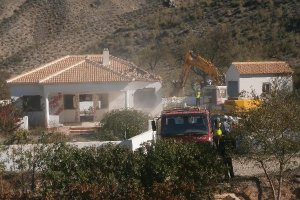 Derribo de una de las casas en Cantoria