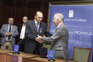 Juan del Águila tras recibir la Medalla de manos de Amat