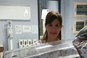 La enfermera Isabel María Fernández en la unidad de Neonatología.