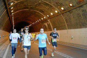 Los atletas felices por el túnel de La Parra camino de la meta.