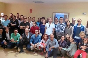 Los conferenciantes con Paquillo y los asistentes a las jornadas.