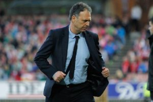 Caparrós apostará por dos delanteros contra el Almería.