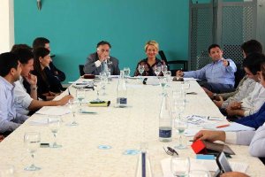 La Asociación de Promotores Turísticos y los responsables del Ayuntamiento, en una reunión anterior.