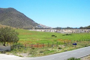 La finca está situada junto a la carretera de San José