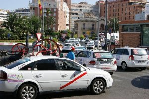 Taxis estacionados en la parada de la Estación Intermodal.