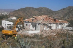 Inicio de la demolición de una de las dos casas ilegales del paraje de Las Terreras.