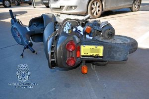 Moto en la que viajaba el detenido.