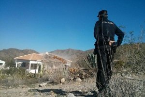 Un policía observa los trabajos de demolición iniciados este mediodía.