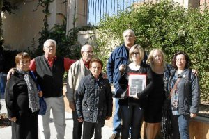 Familiares de los represaliados, ayer en el cementerio. 