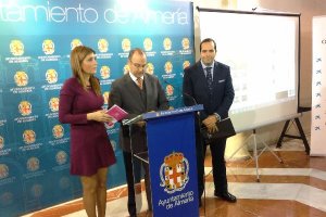 Carolina Lafita, el alcalde Luis Rogelio Rodríguez-Comendador, y Jesús Vega, de la Caixa.