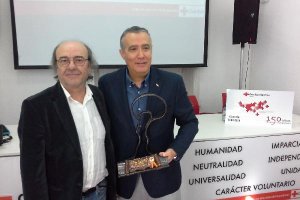 Carlos Góngora, de Axioma Teatro, y el presidente de Cruz Roja, José Carlos Sánchez Berenguel.