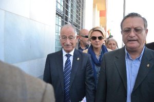 Gabriel Amat, a la salida del juzgado, junto a José Galdeano y Eloísa Cabrera.