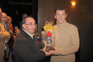 Amador Andrés entregando un premio de la FAF.
