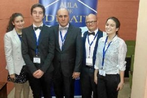 El equipo de debate con su capitán-profesor