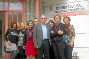 La directora del IES (en chandal) junto al alcalde de Vícar