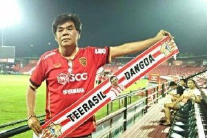 Un aficionado del Muangthong, con la bufanda de Teerasil.