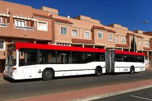 Imagen del autobús articulado en una de las calles de la ciudad.