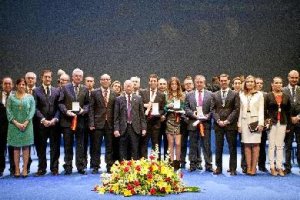 Galardonados y diputados en el teatro de Huércal-Overa