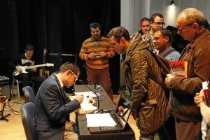 El autor tuvo que firmar muchos ejemplares. 