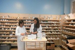 Clasificando medicinas, Andrea Brajkovic (derecha) junto a Rocío Limas 