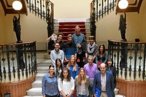 Foto de familia de los premiados del IAJ.