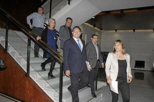 Los diputados socialistas se dirigen al Registro de Diputación.