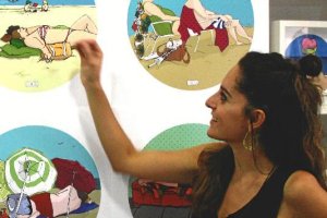 Celia Coe frente a algunas de sus obras de ‘Catalejo’.