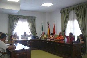 Pleno en el Ayuntamiento con Ángel García como alcalde.