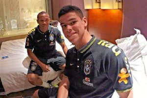 Wellington con un compañero de la Sub-21.