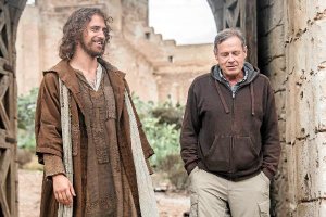 Stephen Hagan y Kevin Reynolds, actor y director de ‘Clavius’, en una pausa del rodaje en La Hoya.