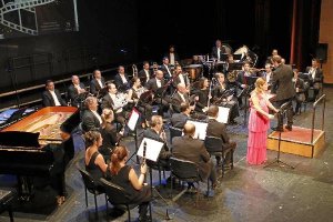 La música de la Banda estuvo acompañada de grandes voces. 