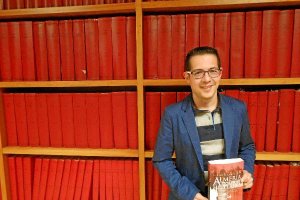 Alberto Cerezuela muestra orgulloso su cuarto libro, minutos después de la entrevista en LA VOZ. 