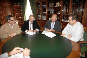 Amat firmando el adelanto del dinero del PFEA.