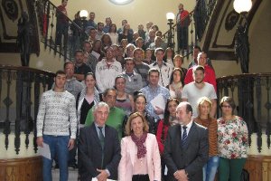 Jerónimo Pérez Parra, Sonia Ferrer y José Manuel Ortiz junto con los beneficiarios de las ayudas.