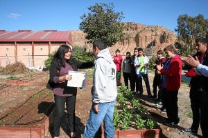 Arévalo entrega el diploma a los alumnos de Sorbas.