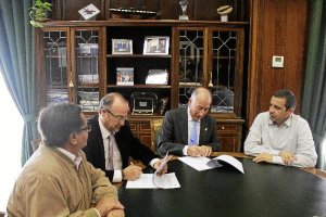 Firma del acuerdo entre el alcalde y el presidente de la Diputación