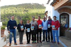 Organización y deportistas en la presentación.
