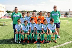 El benjamín A con sus once futbolistas y sus dos entrenadores.