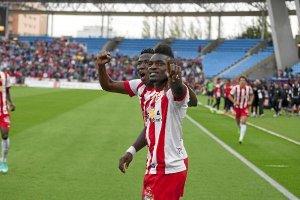 Thievy celebra con Jonathan el gol al Barça.