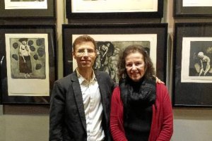 Emilio Fernández y Elisa Castellón posan junto a una de las obras del artista.