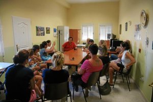 Reunión con los padres para estudiar la situación de la guardería.