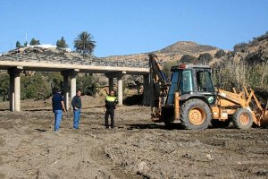 Alcalde y concejal  en la zona de la rambla limpiada hace pocos días.  