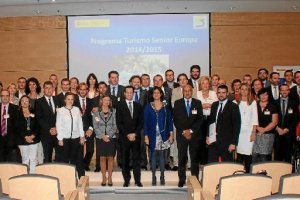 Isabel Borrego,  secretaria de Estado de Turismo, junto a profesionales del programa.