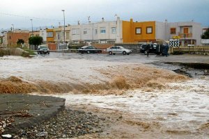 Las lluvias provocan inundaciones en esta vía. 