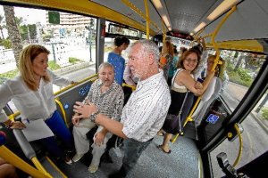 Viaje en un autobús metropolitano en la capital con presencia de María Muñiz. 